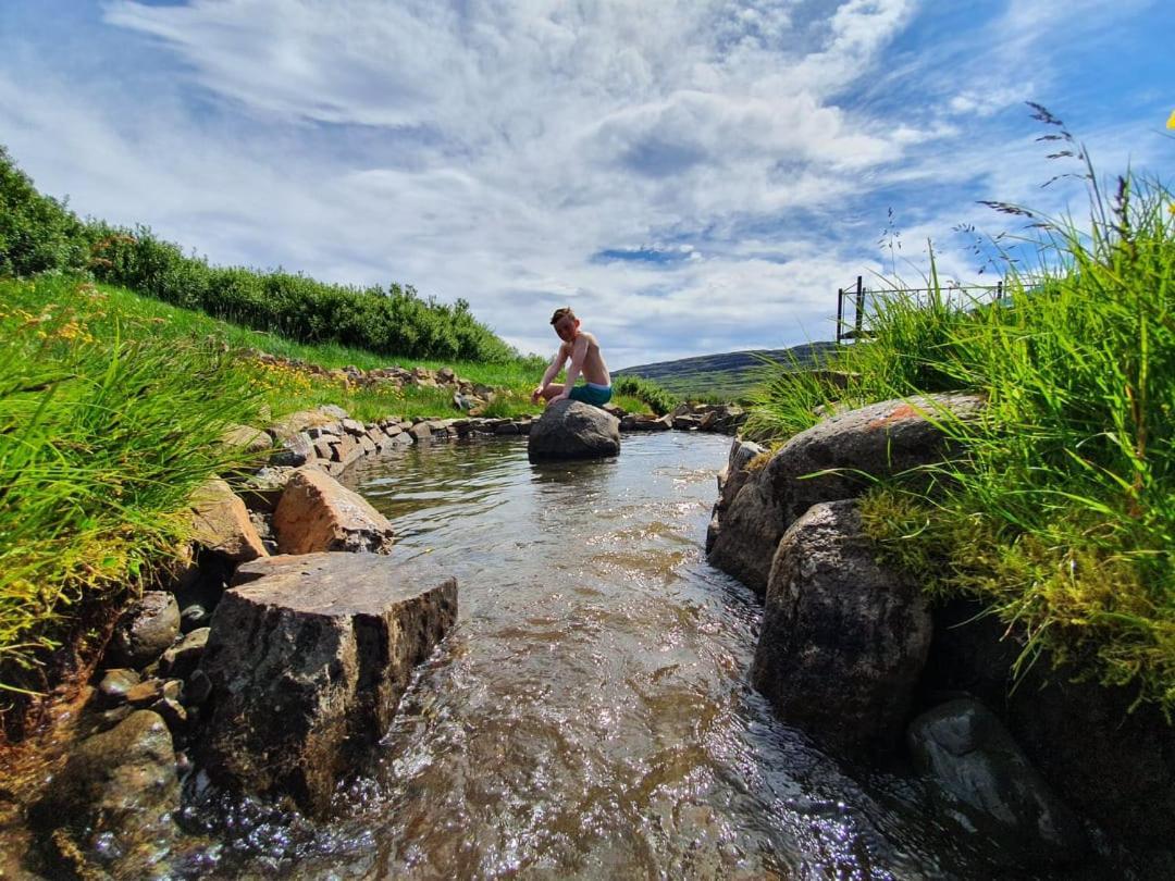 Hotel Laugarholl With Natural Hot Spring ホールマビーク エクステリア 写真